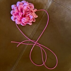 Large flower choker necklace